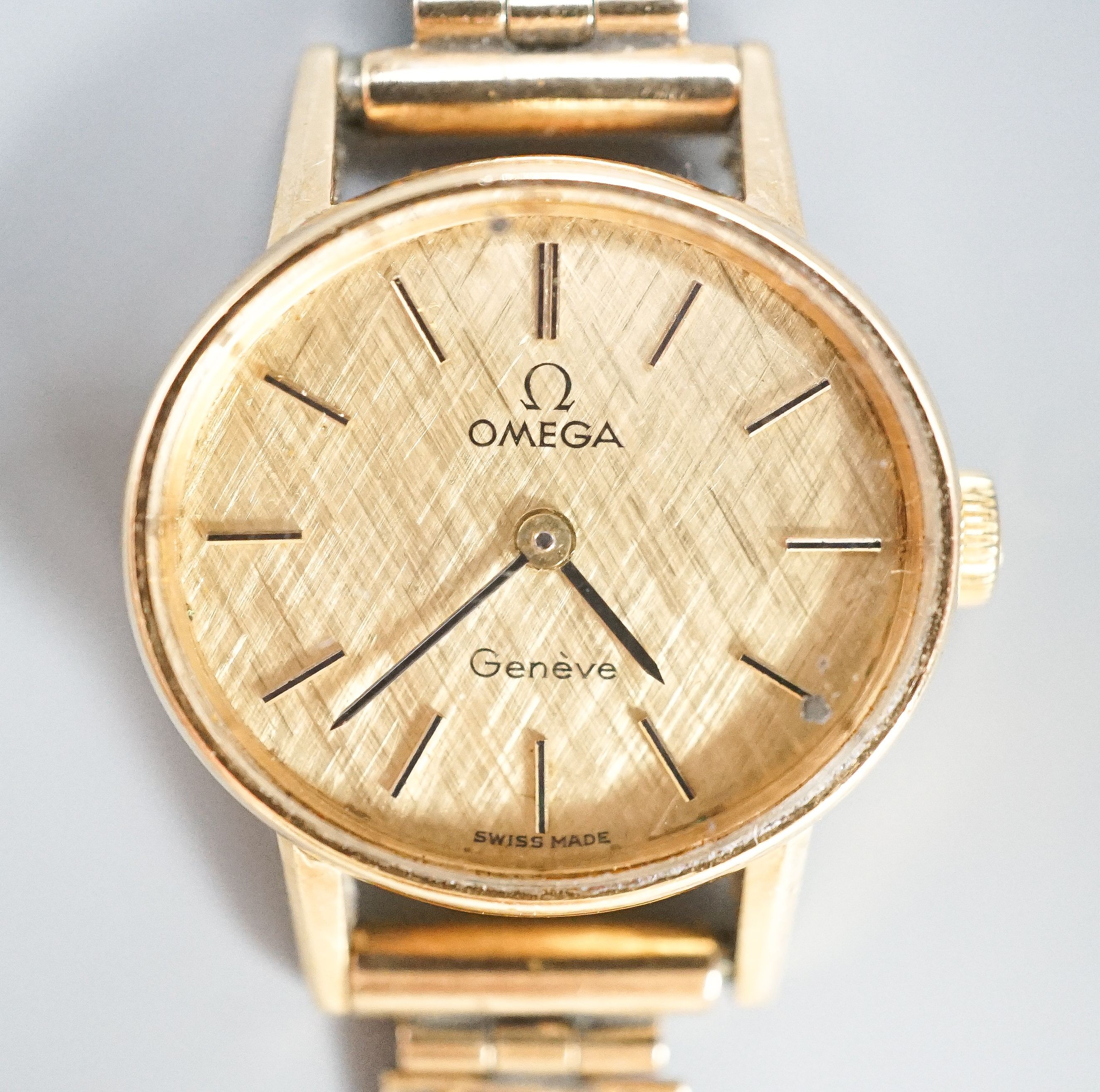 A lady's 1970's 9ct gold Omega manual wind wrist watch, on a 9ct gold bracelet, overall 18.5cm